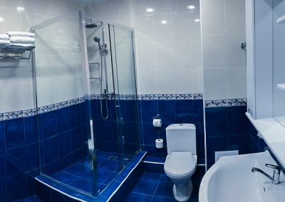 Ванная комната в номере 2 комнатный повышенной комфортности Луч город Кисловодск - фотография