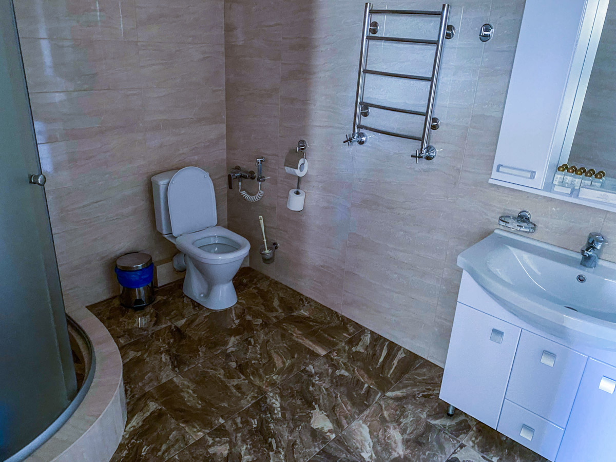Ванная комната в номере 2 комнатный повышенной комфортности в санатории Луч город Кисловодск - фотография