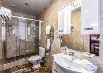 Ванная комната в номере 1 комнатный студия большая повышенной комфортности в санатории Луч город Кисловодск - фотография