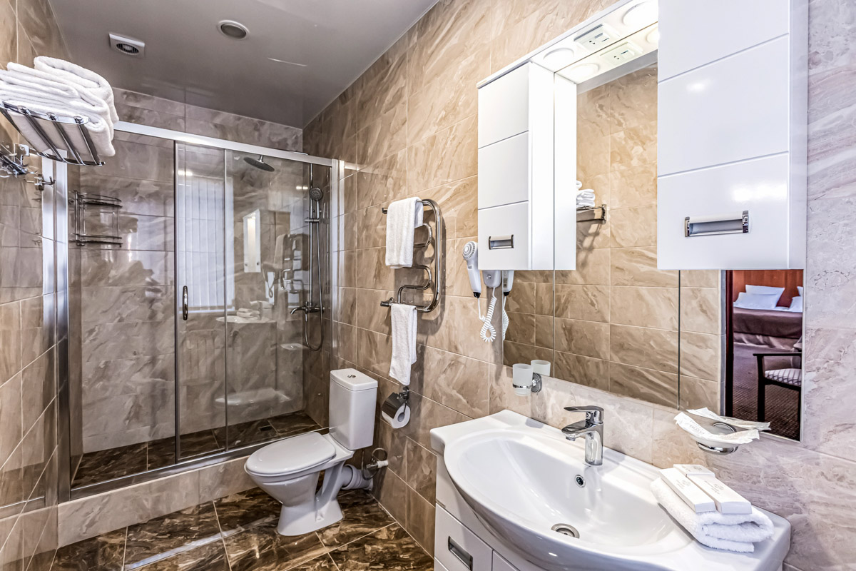 Ванная комната в номере 1 комнатный студия большая повышенной комфортности в санатории Луч город Кисловодск - фотография