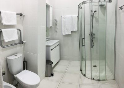 Ванная комната в номере 3 комнатный повышенной комфортности в санатории Луч город Кисловодск - фотография