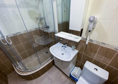 Ванная комната в номере 1 комнатный 2 местный повышенной комфортности в санатории Луч город Кисловодск - фотография