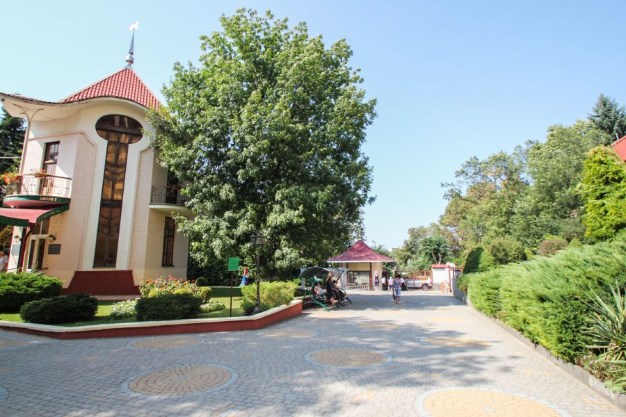 Здание питьевого бювета в санатории Луч город Кисловодск - фотография
