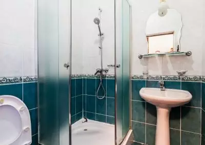 Ванная комната в номере 1 комнатный 1 местный стандарт Луч город Кисловодск - фотография