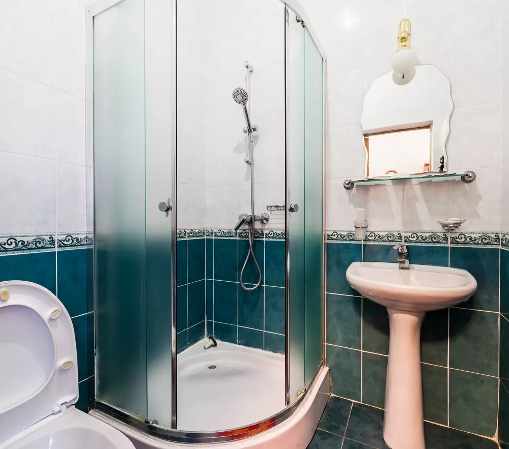Ванная комната в номере 1 комнатный 1 местный стандарт Луч город Кисловодск - фотография