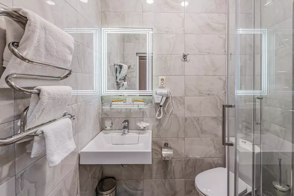 Ванная комната в номере 1 комнатный повышенной комфортности в санатории Луч город Кисловодск - фотография
