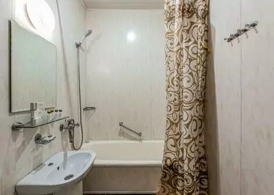 Ванная комната в номере 1 комнатный 1 местный эконом в санатории Луч город Кисловодск - фотография