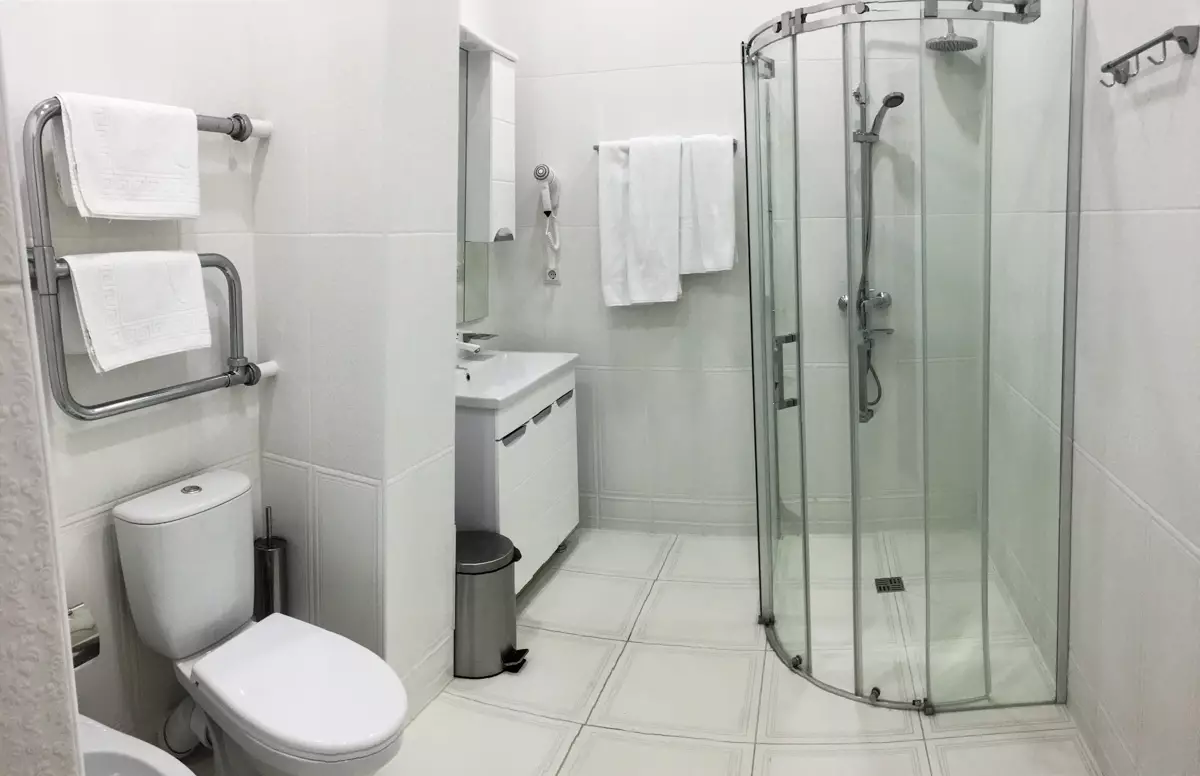 Ванная комната в номере 3 комнатный повышенной комфортности в санатории Луч город Кисловодск - фотография