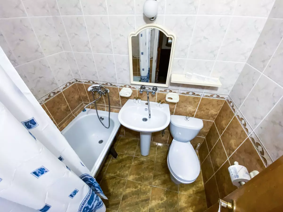 Ванная комната в номере 1 комнатный 1 местный эконом в санатории Луч город Кисловодск - фотография