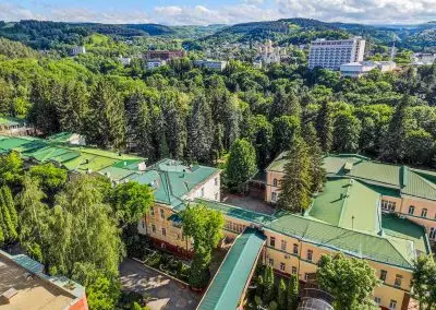 Вид с главного корпуса на территорию в санатории Луч город Кисловодск - фотография